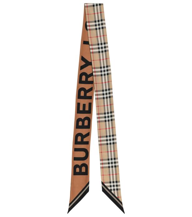 Ein Burberry Schal mit dem typischen Karomuster und dem Markenlogo.
