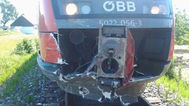 Zug teilt Auto entzwei: Lenker blieb unversehrt