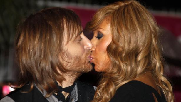 David Guetta küsst eine Frau.