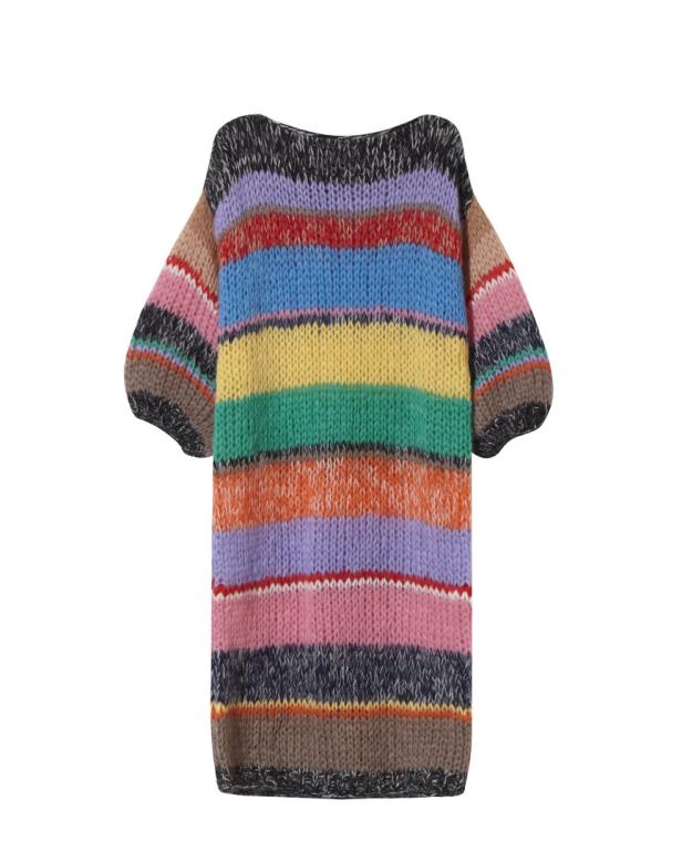 Ein gestreiftes, buntes Strickkleid mit kurzen Ärmeln vor einem weißen Hintergrund.