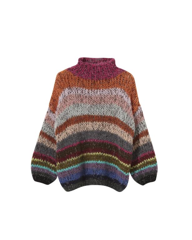Ein grob gestrickter, mehrfarbiger Pullover mit Rollkragen.