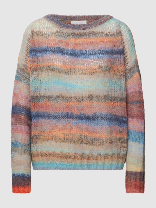 Ein locker gestrickter Pullover mit bunten horizontalen Streifen.