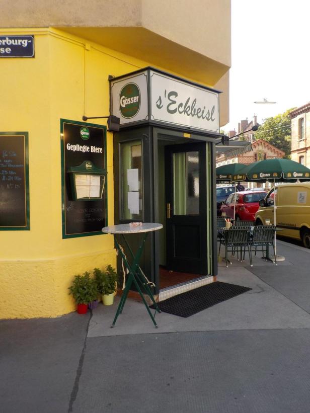 Das „s’Eckbeisl“, ein Gasthaus mit Gösser-Bier, lädt zum Verweilen ein.