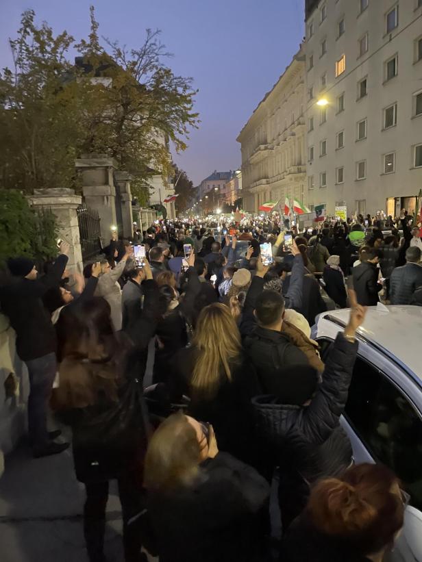 Lange Menschenkette bei Iran-Protest in Wien