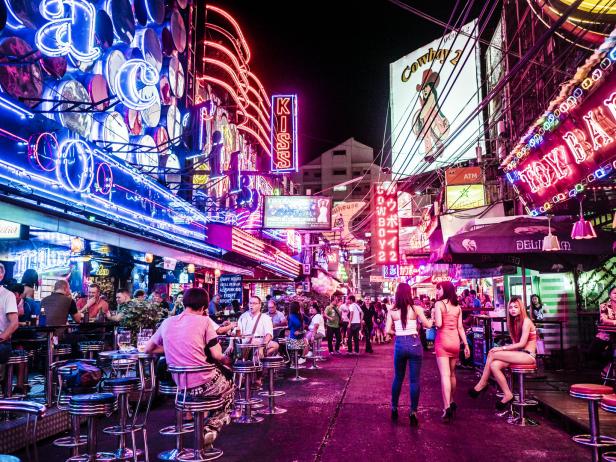 Die belebte und farbenfrohe Cowboy Street in Bangkok bei Nacht.