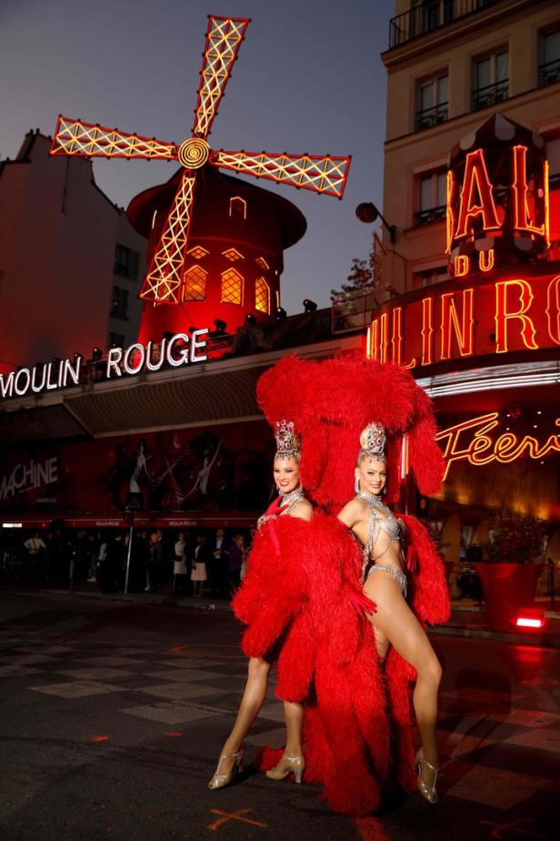 Cancan-Tänzerinnen vor dem Moulin Rouge.