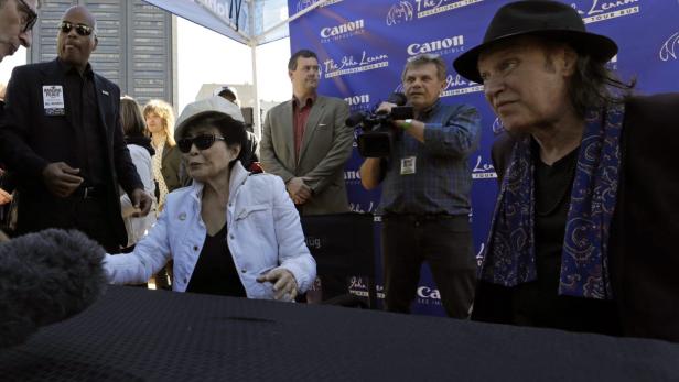 Yoko Ono organisierte menschliches Friedenszeichen im Central Park
