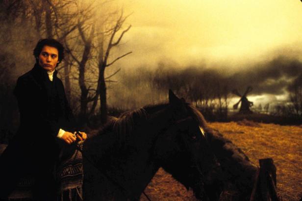 Johnny Depp reitet in „Sleepy Hollow“ auf einem Pferd durch eine neblige Landschaft.