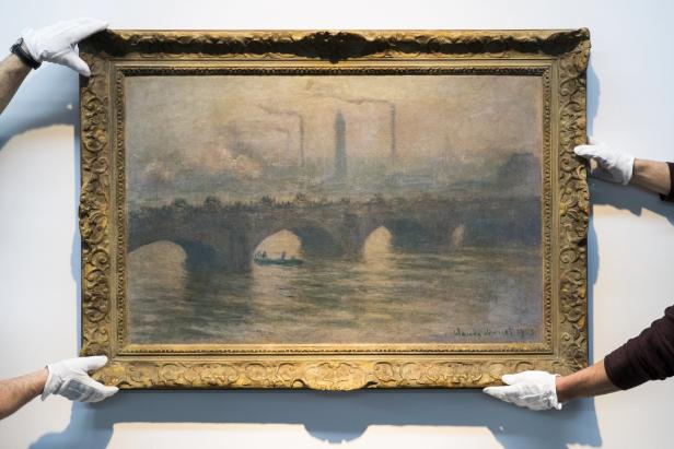 Das Gemälde „Charing Cross Bridge“ von Claude Monet aus dem Jahr 1903 wird gehalten.
