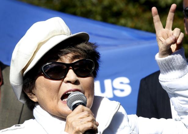 Yoko Ono organisierte menschliches Friedenszeichen im Central Park
