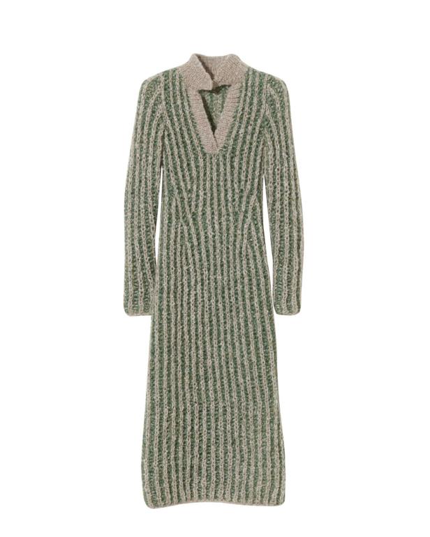 Ein gestricktes, grün-beige gestreiftes Kleid mit langen Ärmeln und V-Ausschnitt.