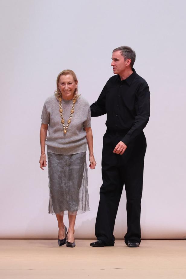 Miuccia Prada und Raf Simons auf dem Laufsteg nach einer Prada-Modenschau.