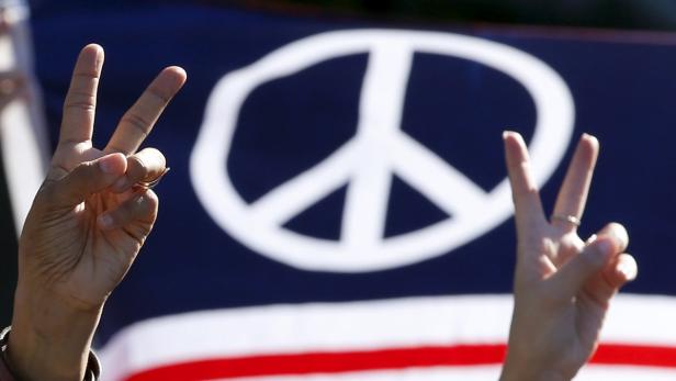 Yoko Ono organisierte menschliches Friedenszeichen im Central Park