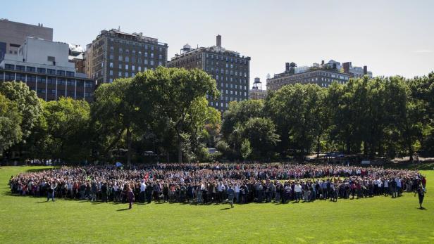 Yoko Ono organisierte menschliches Friedenszeichen im Central Park