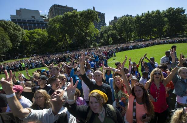 Yoko Ono organisierte menschliches Friedenszeichen im Central Park