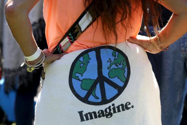 Yoko Ono organisierte menschliches Friedenszeichen im Central Park