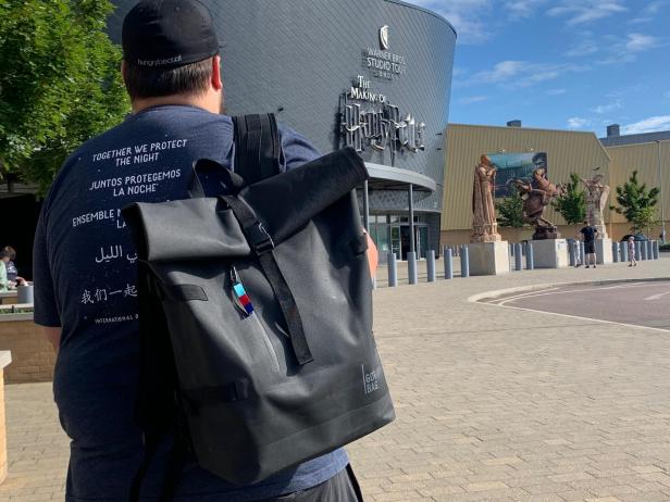 Ein Mann mit Rucksack vor dem Warner Bros. Studio Tour London – The Making of Harry Potter.