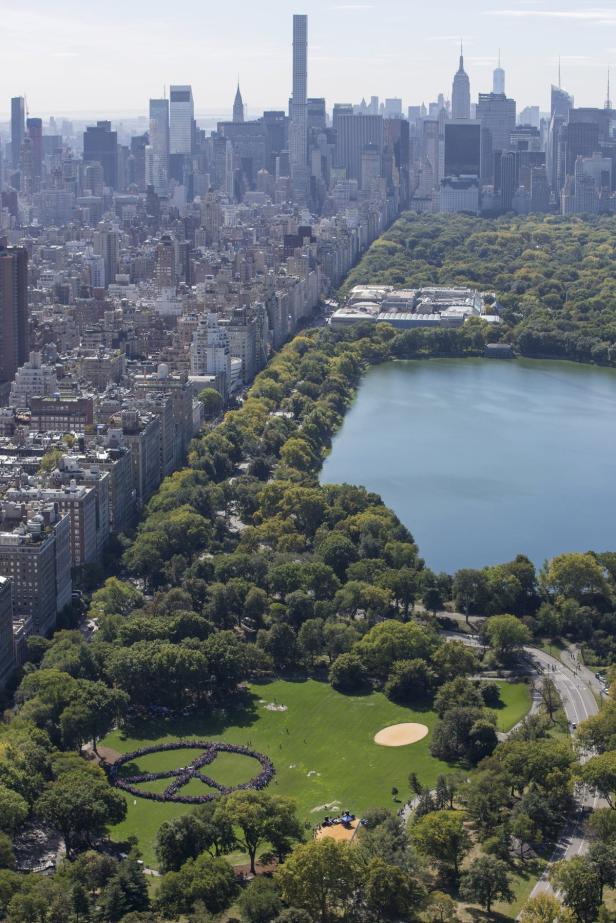 Yoko Ono organisierte menschliches Friedenszeichen im Central Park