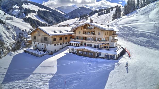 Das Hotel Ferienwohnungen Perfeldhof liegt in einer verschneiten Berglandschaft.