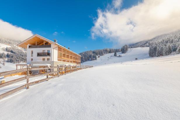 Das JOAS natur.hotel.b&b liegt in einer verschneiten Winterlandschaft.