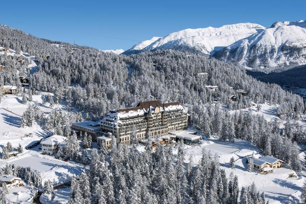 Das Hotel Suvretta House liegt inmitten einer verschneiten Winterlandschaft.