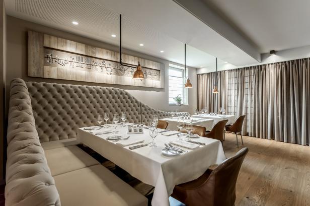 Ein elegant gedeckter Tisch in einem Restaurant mit gedämpfter Beleuchtung.