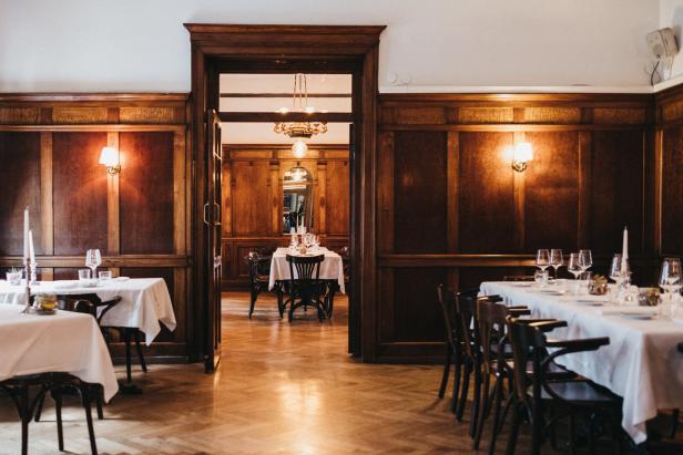 Ein elegant gedeckter Tisch in einem holzvertäfelten Restaurant.