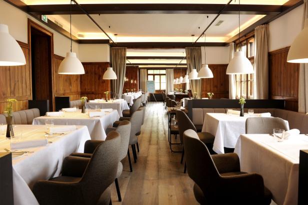 Ein elegantes Restaurant mit gedeckten Tischen und sanfter Beleuchtung.