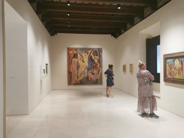 Zwei Frauen schauen sich im Museo Picasso Málaga Kunstwerke an