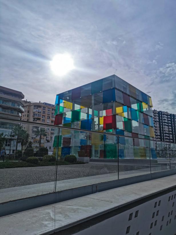 Aussenansicht des mehrfarbigen Glaskubus des Centre Pompidou in Málaga