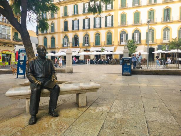 Statue von sitzendem Picasso auf Marmorbank in Málaga vor seinem Geburtshaus