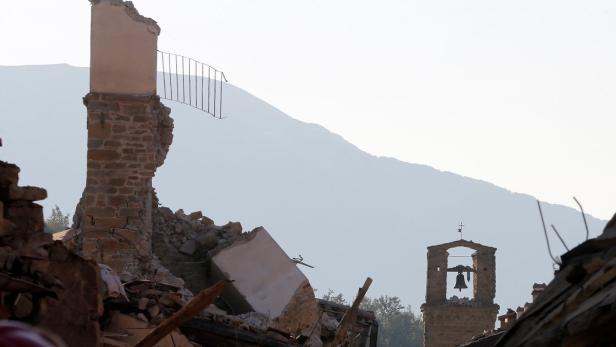 Erdbeben: Zerstörte Gebäude werden abgerissen
