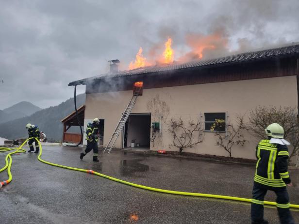 Hackschnitzel fingen Feuer: Großeinsatz auf Pielachtaler Bergbauernhof