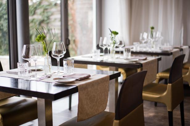 Ein gedeckter Tisch in einem eleganten Restaurant.