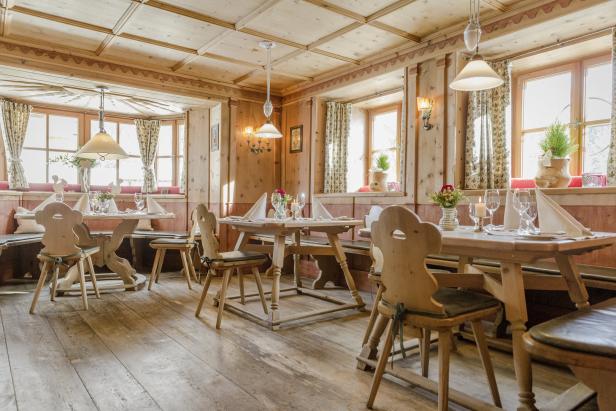 Gasthaus Ambiente, viel helles Holz und große Fenster.