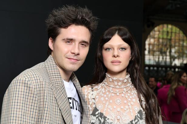 Brooklyn Peltz Beckham und Nicola Peltz posieren zusammen.