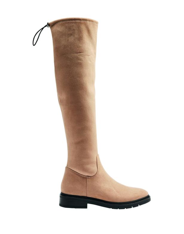 Ein beiger, hoher Stiefel mit schwarzer Sohle steht auf einem weißen Hintergrund.
