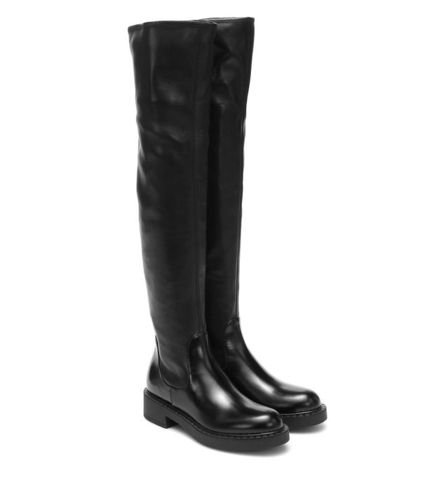 Ein Paar schwarze Overknee-Stiefel aus Leder stehen auf einem weißen Hintergrund.