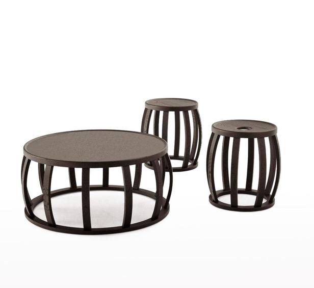 Ein runder Couchtisch und zwei Hocker aus dunklem Holz stehen auf einem weißen Hintergrund.