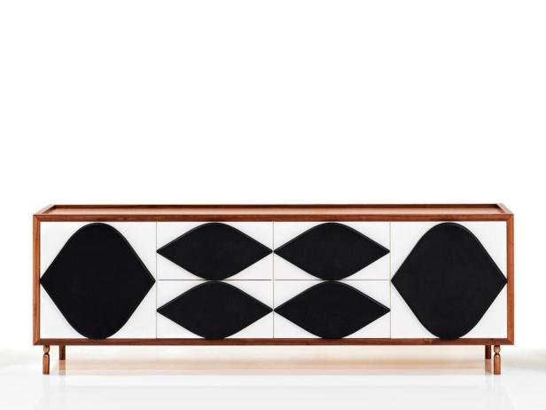 Ein Sideboard mit weißem Korpus und schwarzen, rautenförmigen Applikationen.