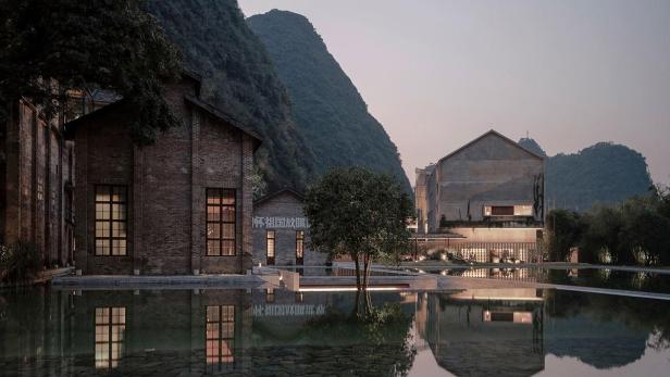 Die Hotelanlage Alila Yangshuo von Vector Architects spiegelt sich im Wasser.