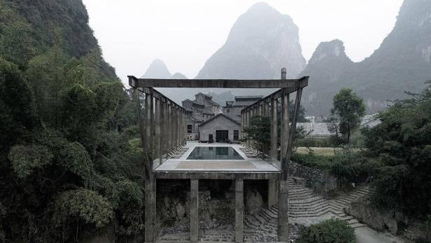Ein Pool auf einer erhöhten Plattform mit Blick auf die Landschaft von Yangshuo.