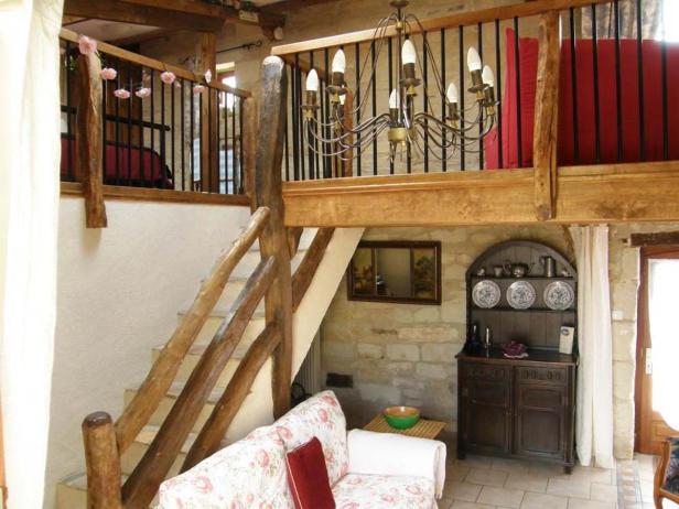 Einrichtung eines Wohnzimmers mit Treppe und Galerie.