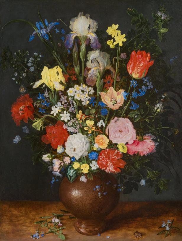Ein Blumenstillleben mit Iris, Rosen, Tulpen und anderen Blumen in einer braunen Vase.