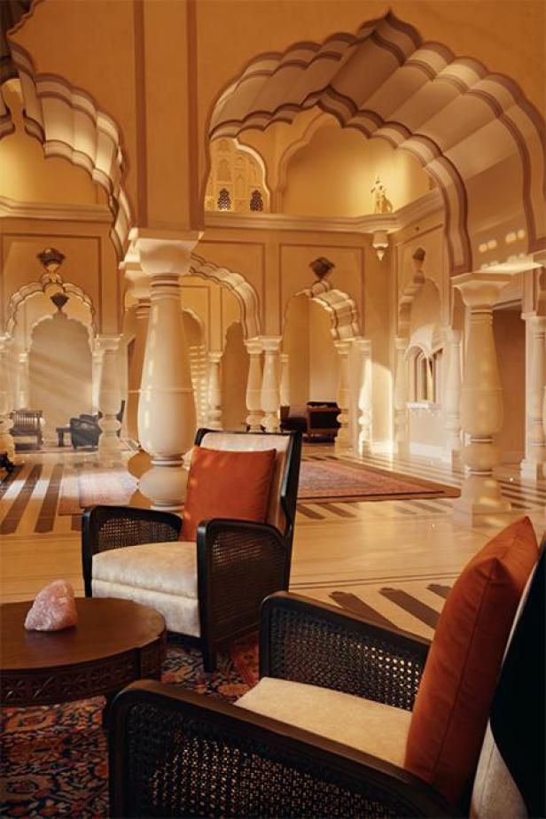 Die Lobby eines Hotels mit Säulen und gewölbten Durchgängen.