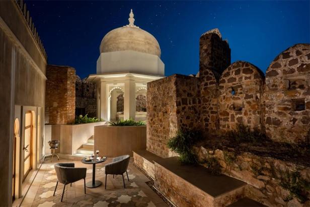 Der Außenbereich der Raja Man Singh Suite bei Nacht.