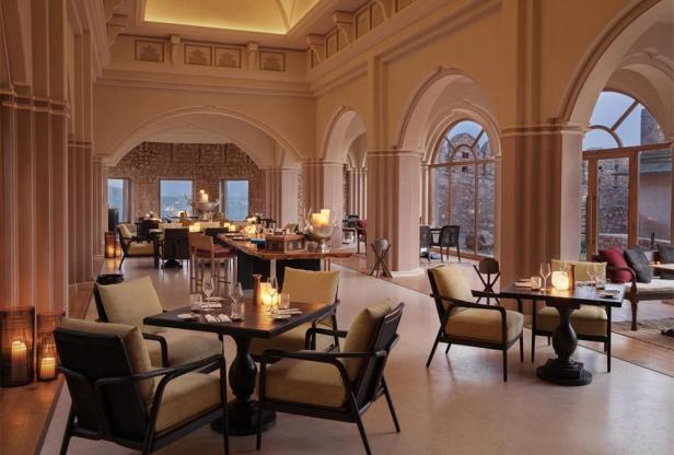 Das Cortile Restaurant in einem Luxushotel mit Tischen und Stühlen.