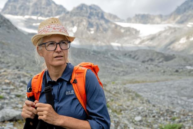 Glaziologin Andrea Fischer im Gebirge.