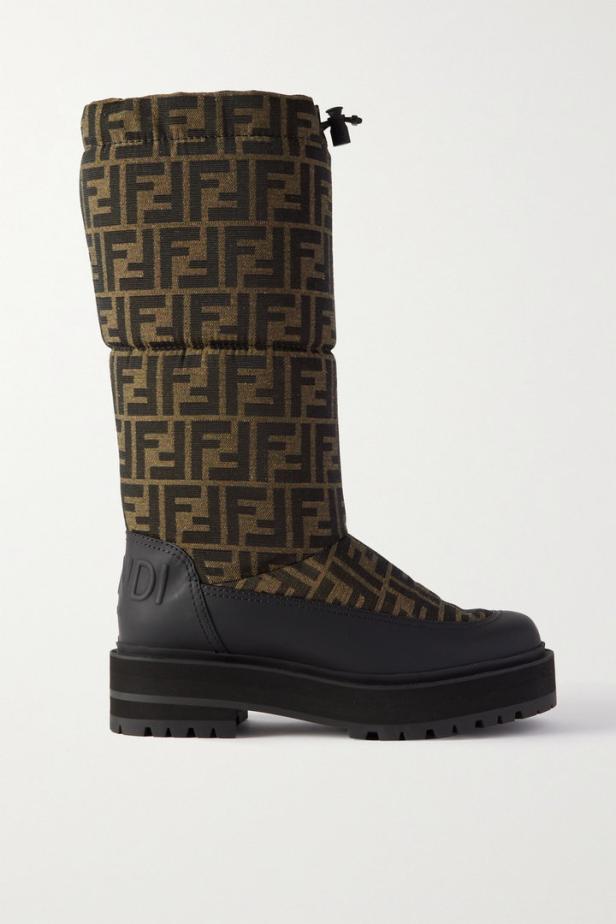 Ein hoher Winterstiefel der Marke Fendi mit braunem Logomuster und schwarzer Sohle.