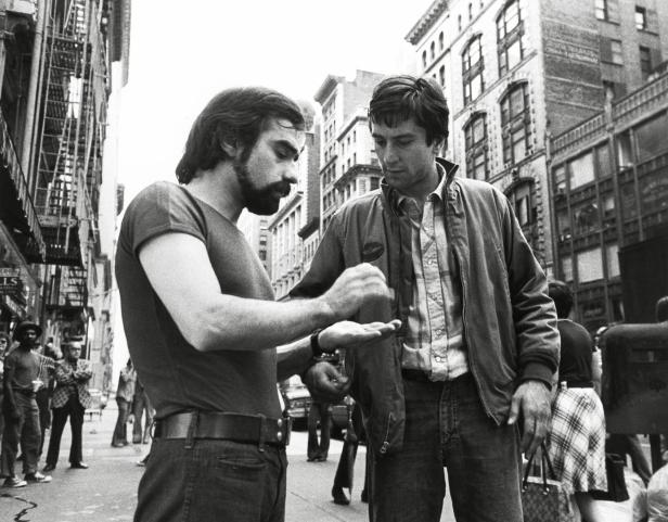 Martin Scorsese erklärt Robert De Niro eine Szene am Set von „Taxi Driver“.
